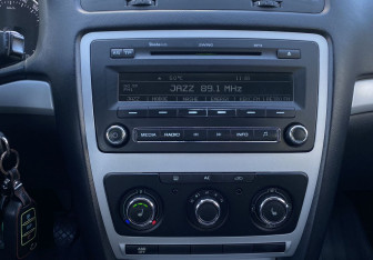 Подержанный автомобиль Skoda Octavia Liftback 2011 года (18 фото)