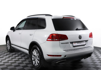 Подержанный автомобиль Volkswagen Touareg 2012 года (7 фото)