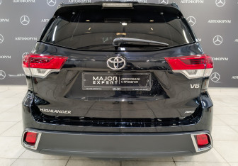 Подержанный автомобиль Toyota Highlander 2018 года (6 фото)