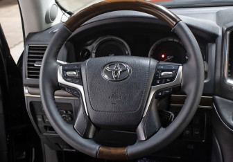 Подержанный автомобиль Toyota Land Cruiser Suv 2016 года (17 фото)