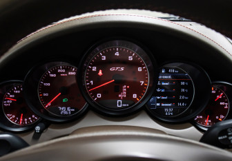 Подержанный автомобиль Porsche Cayenne 2012 года (14 фото)