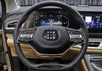 Подержанный автомобиль Evolute i-SPACE 2024 года (19 фото)