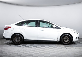 Подержанный автомобиль Ford Focus Sedan 2013 года (4 фото)