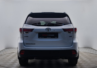 Подержанный автомобиль Toyota Highlander 2013 года (4 фото)
