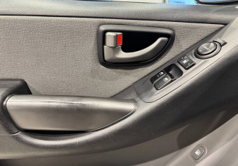 Подержанный автомобиль Hyundai H-1 2017 года (12 фото)