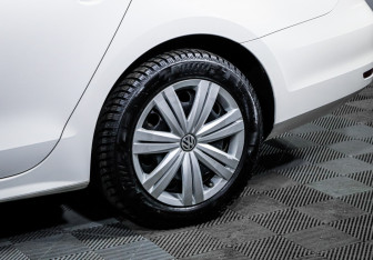 Подержанный автомобиль Volkswagen Jetta Sedan 2015 года (15 фото)