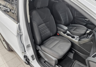 Подержанный автомобиль Ford Kuga 2015 года (23 фото)