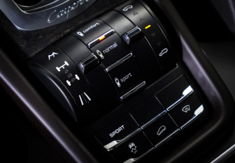 Подержанный автомобиль Porsche Cayenne 2012 года (18 фото)