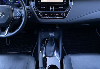 Подержанный автомобиль Toyota Corolla Sedan 2019 года (13 фото)