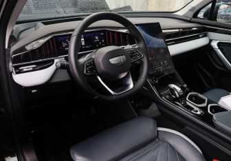 Подержанный автомобиль Geely Atlas 2024 года (13 фото)