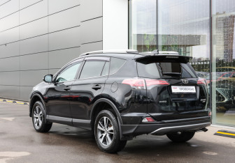 Подержанный автомобиль Toyota RAV4 2018 года (7 фото)