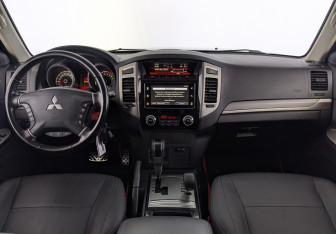 Подержанный автомобиль Mitsubishi Pajero 2017 года (25 фото)