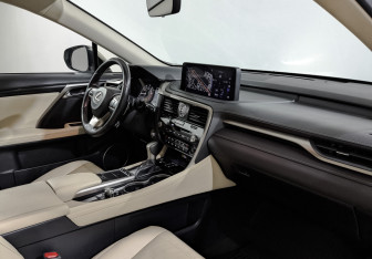 Подержанный автомобиль Lexus RX 2021 года (13 фото)