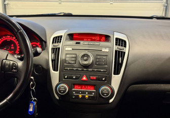 Подержанный автомобиль Kia Ceed Hatchback 2011 года (16 фото)