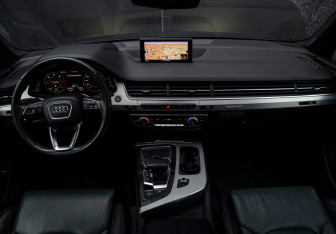 Подержанный автомобиль Audi Q7 2016 года (15 фото)