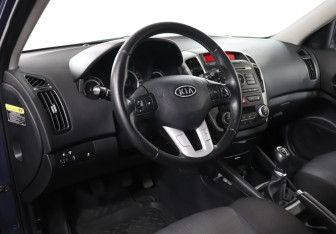 Подержанный автомобиль Kia Ceed Hatchback 2010 года (13 фото)