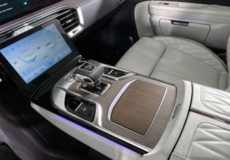 Подержанный автомобиль Hongqi E-HS9 2023 года (18 фото)