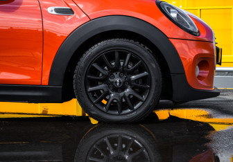Подержанный автомобиль MINI Hatch 2019 года (11 фото)