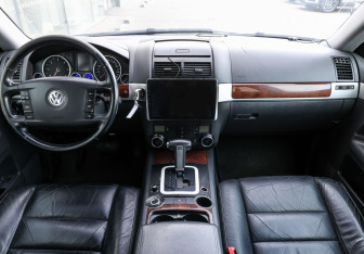 Подержанный автомобиль Volkswagen Touareg 2008 года (13 фото)