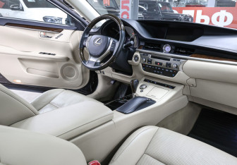 Подержанный автомобиль Lexus ES 2014 года (12 фото)