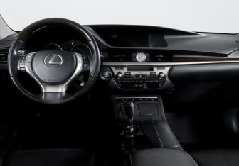 Подержанный автомобиль Lexus ES 2012 года (12 фото)