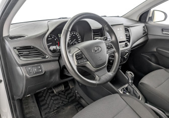 Подержанный автомобиль Hyundai Solaris Sedan 2021 года (16 фото)