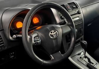 Подержанный автомобиль Toyota Corolla Sedan 2010 года (12 фото)