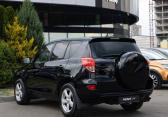 Подержанный автомобиль Toyota RAV4 2006 года (5 фото)