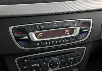 Подержанный автомобиль Renault Fluence 2011 года (21 фото)