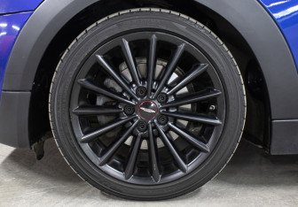 Подержанный автомобиль MINI Hatch 2018 года (26 фото)