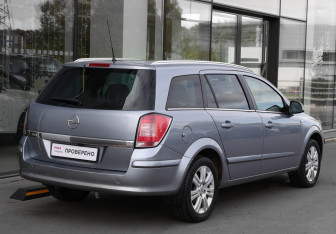 Подержанный автомобиль Opel Astra Wagon 2011 года (5 фото)