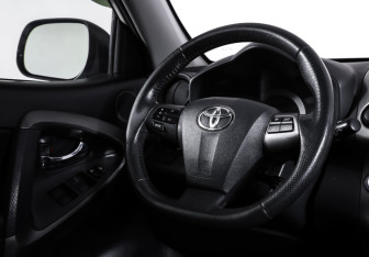 Подержанный автомобиль Toyota RAV4 2011 года (13 фото)