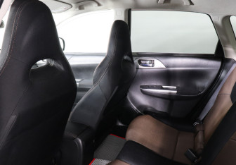 Подержанный автомобиль Subaru Impreza Hatchback 2010 года (12 фото)