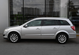 Подержанный автомобиль Opel Astra Wagon 2013 года (8 фото)