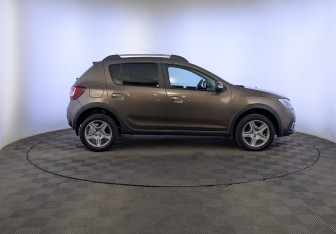 Подержанный автомобиль Renault Sandero 2021 года (4 фото)