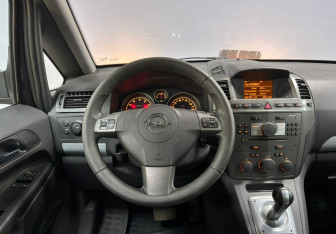 Подержанный автомобиль Opel Zafira Compactvan 2007 года (15 фото)