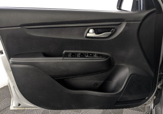 Подержанный автомобиль Kia Rio Hatchback 2021 года (17 фото)