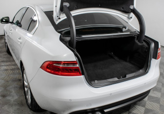 Подержанный автомобиль Jaguar XE 2016 года (16 фото)