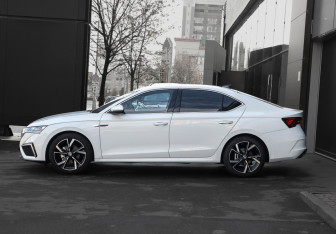 Подержанный автомобиль Skoda Octavia Liftback 2024 года (8 фото)