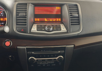 Подержанный автомобиль Nissan Teana 2011 года (12 фото)