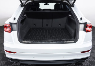 Подержанный автомобиль Audi Q8 2019 года (9 фото)