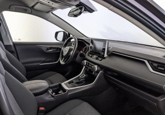 Подержанный автомобиль Toyota RAV4 2020 года (13 фото)