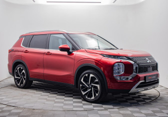Подержанный автомобиль Mitsubishi Outlander 2022 года (7 фото)