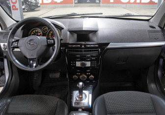 Подержанный автомобиль Opel Astra Sedan 2007 года (13 фото)