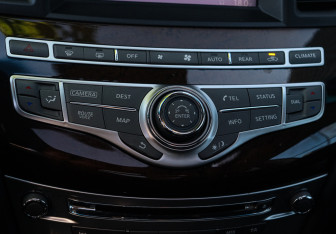 Подержанный автомобиль Infiniti QX60 2017 года (26 фото)