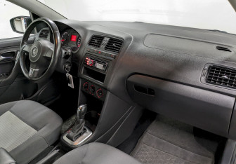 Подержанный автомобиль Volkswagen Polo Sedan 2011 года (19 фото)