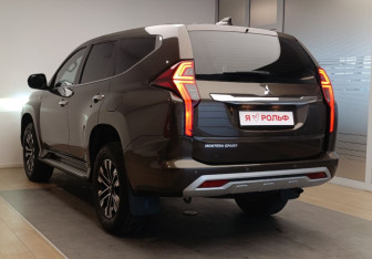 Подержанный автомобиль Mitsubishi Montero Sport 2021 года (6 фото)