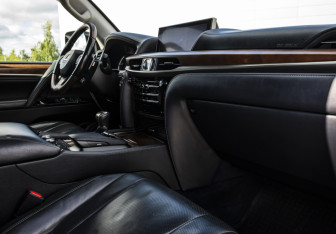 Подержанный автомобиль Lexus LX 2017 года (14 фото)
