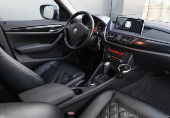 Подержанный автомобиль BMW X1 2011 года (10 фото)