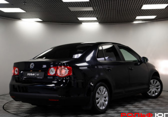 Подержанный автомобиль Volkswagen Jetta Sedan 2008 года (17 фото)